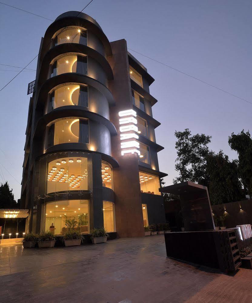 Urbane The Hotel Ahmedabad Buitenkant foto